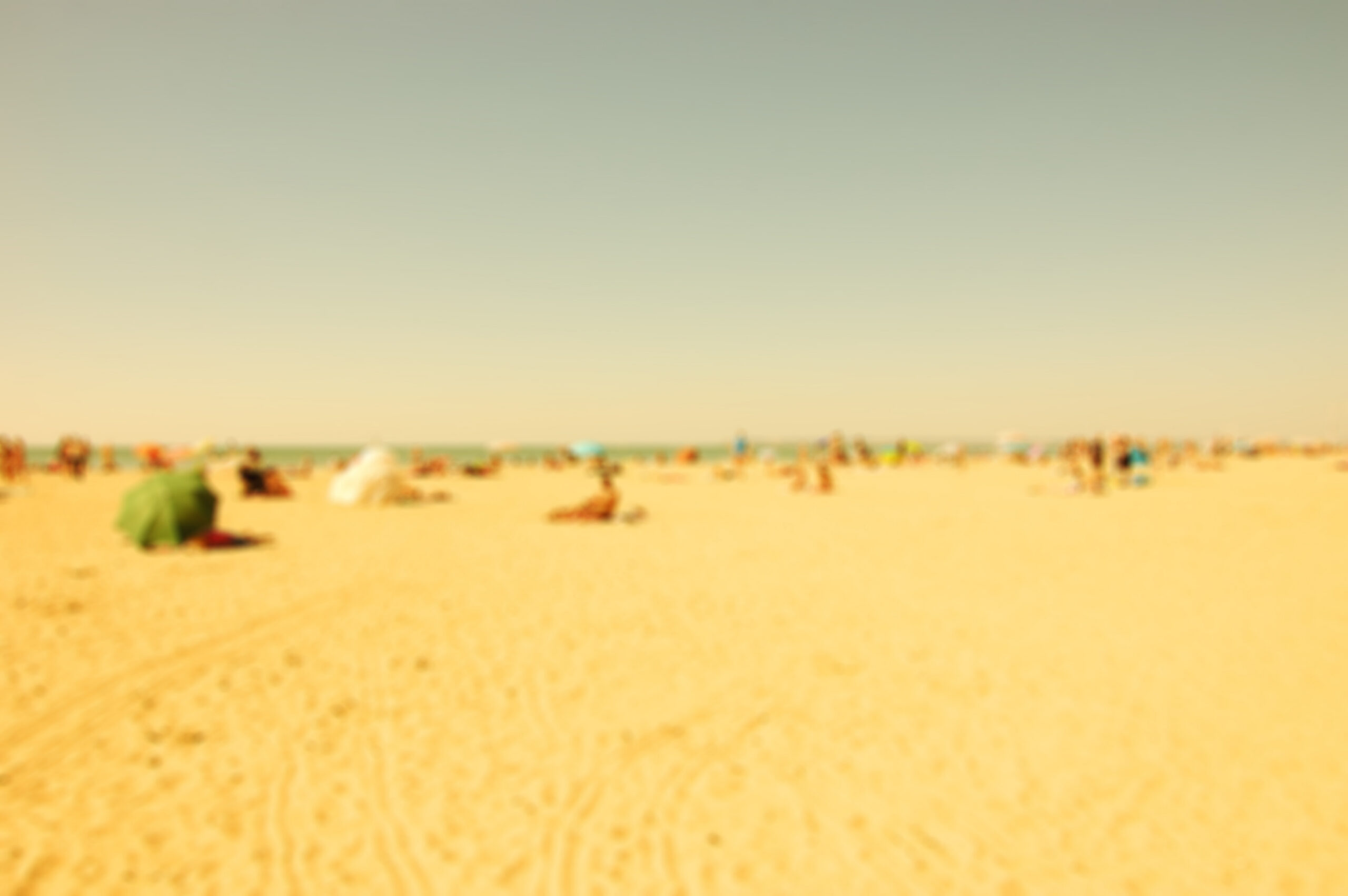 Menschen liegen an einem Badestrand