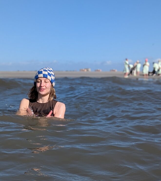 Frau beim Eisbaden in der Nordsee