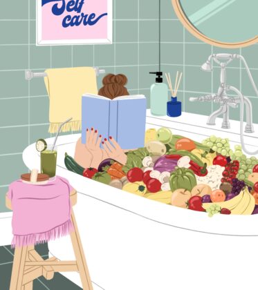 Eine Frau sitzt in einer mit Gemüse gefüllten Badewanne, liest ein Buch und hat einen Smoothie beigestellt. Auf einem Plakat steht "Self Care"