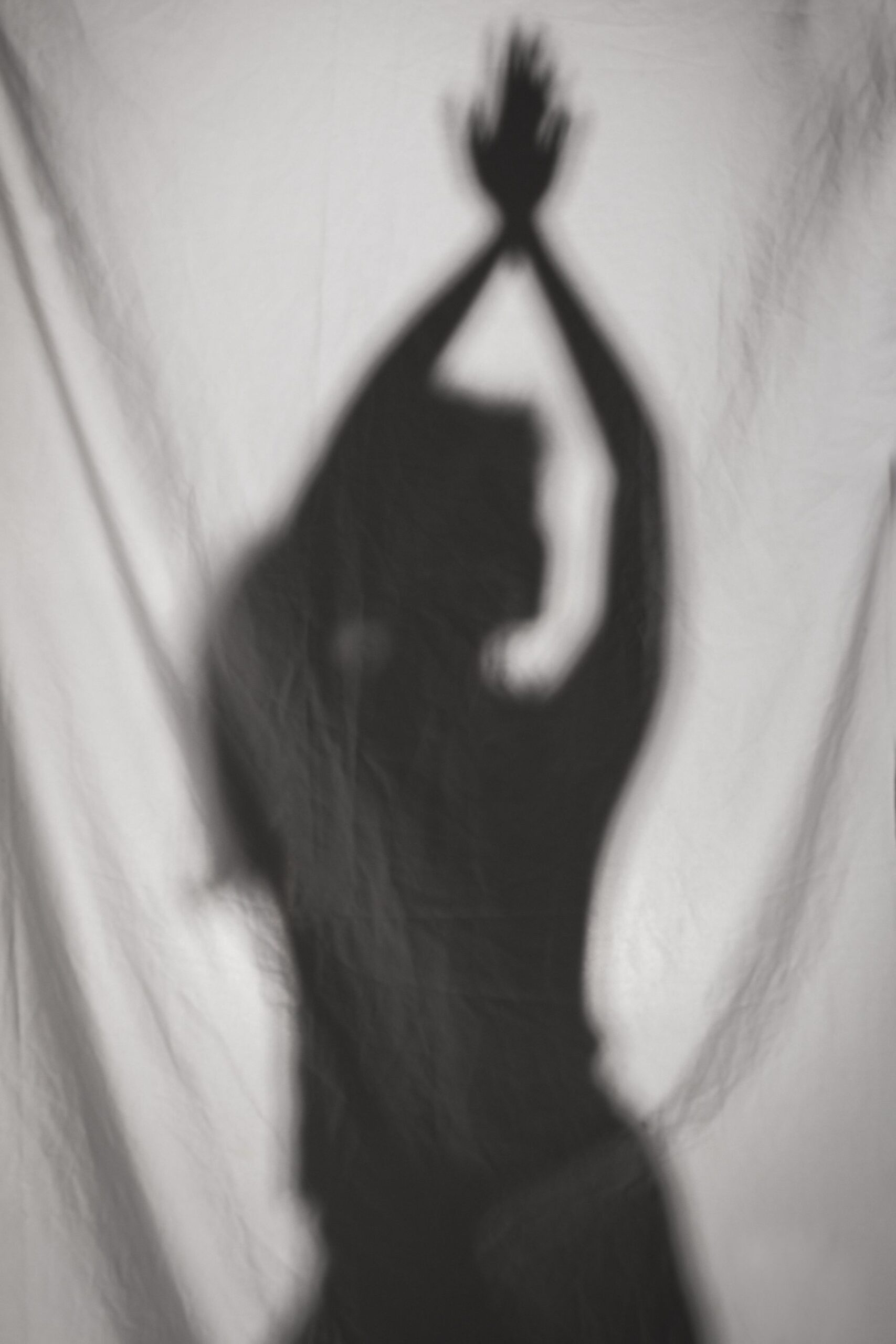 Schwarz-weiß Fotografie, Silhouette eines tanzenden Frauenkörpers