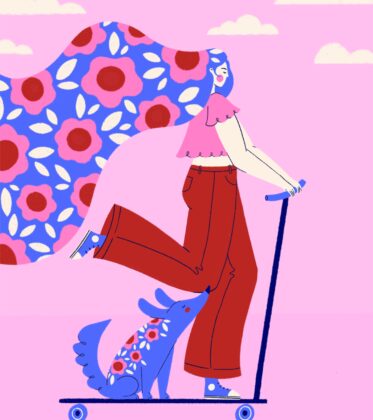 Frau mit blumigem Haar fährt mit einem Hund auf einem Roller