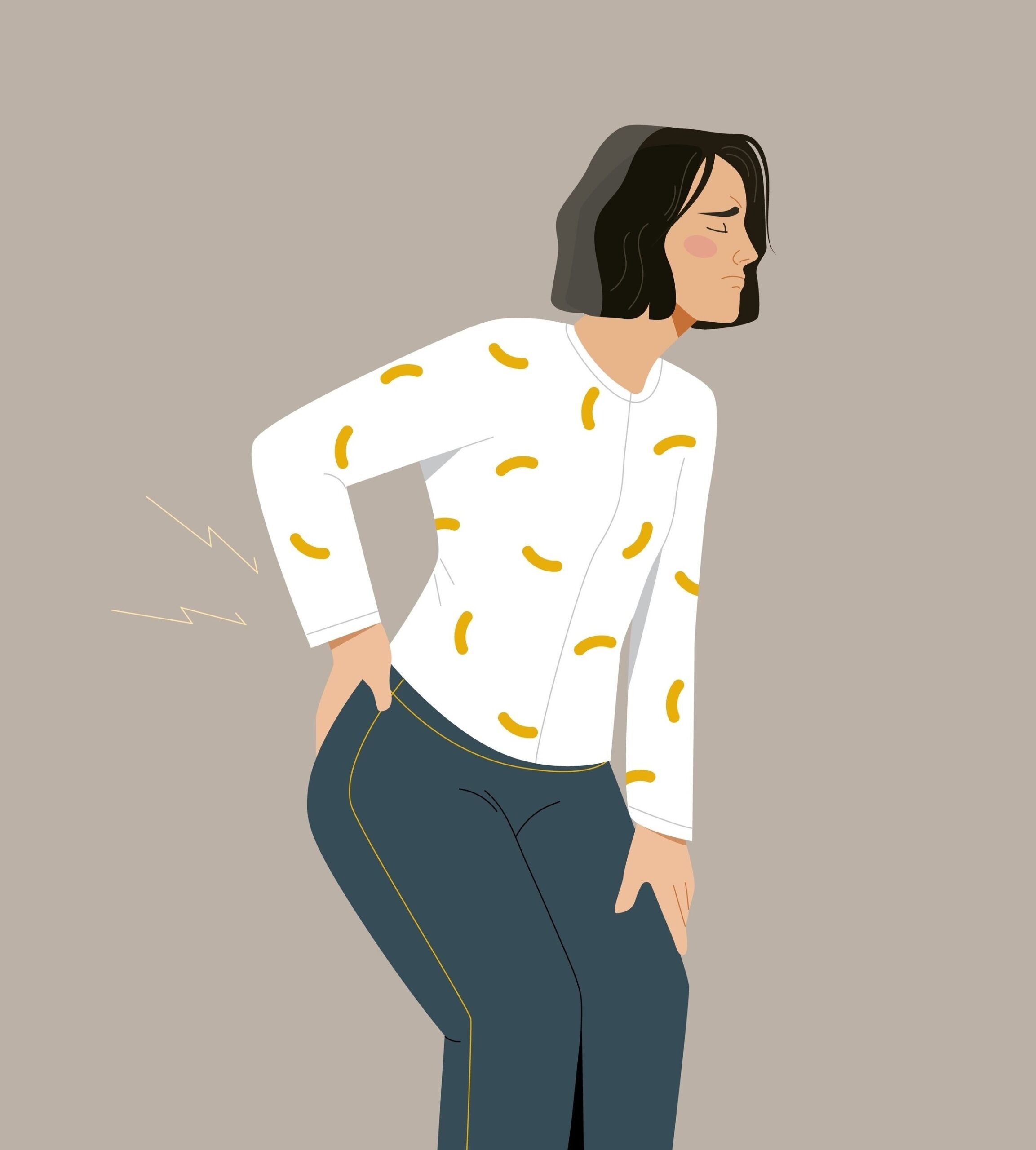 Eine Frau beugt sich vor Schmerzen nach vorn und legt die Hand auf ihren Rücken