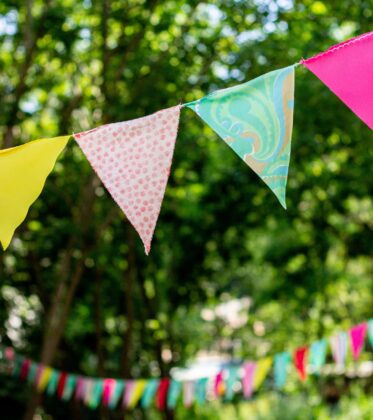 Bunte Girlande hängt im Garten